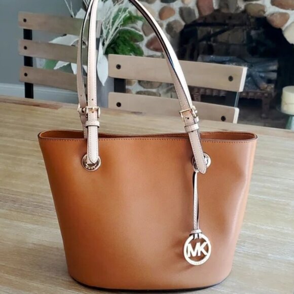 NWOT MICHAEL KORS Camel/Tan Jet Set Medium Tote w/6 pockets - Picture 1 of 11